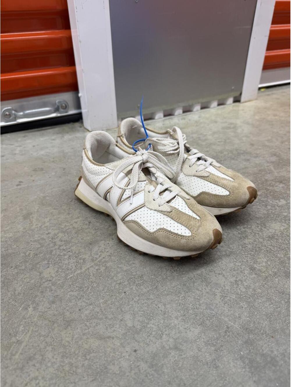 new balance 327 white and gum sole running gym shoes size 8 WOMENS / 6.5 MENS
